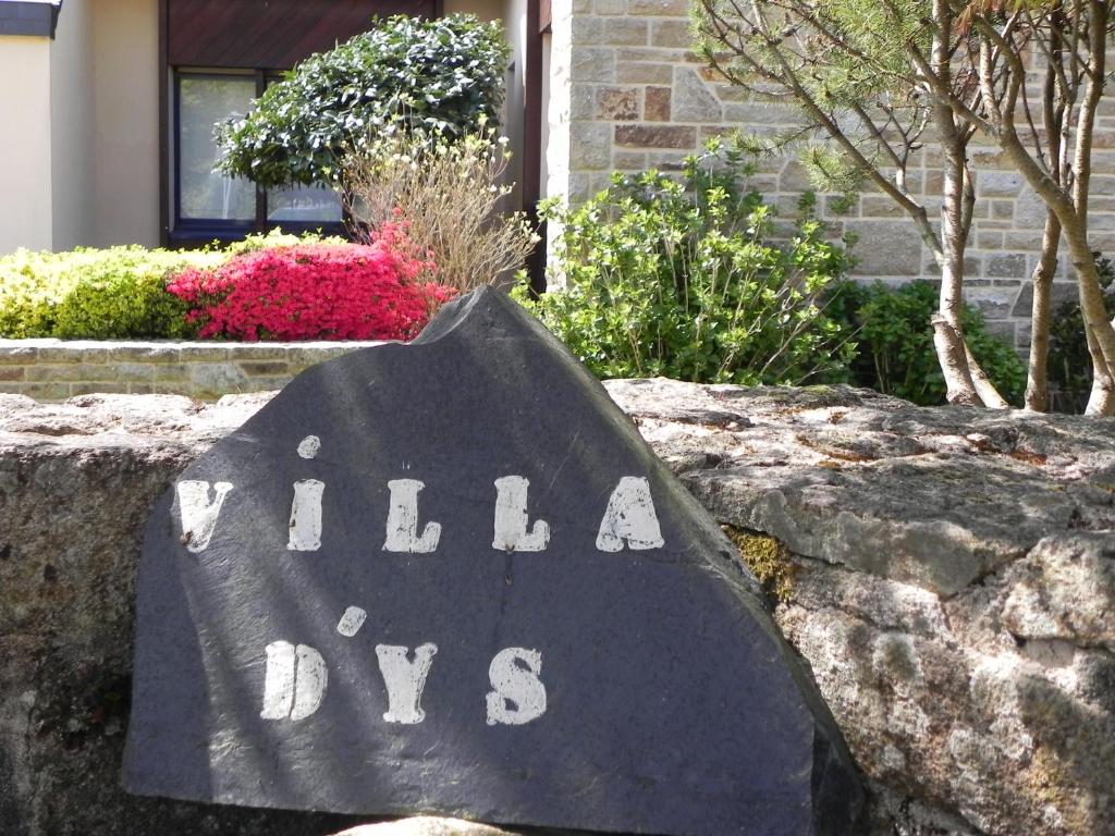 シャトーランにあるVilla d'Ysの家の前の家の犬を読む看板