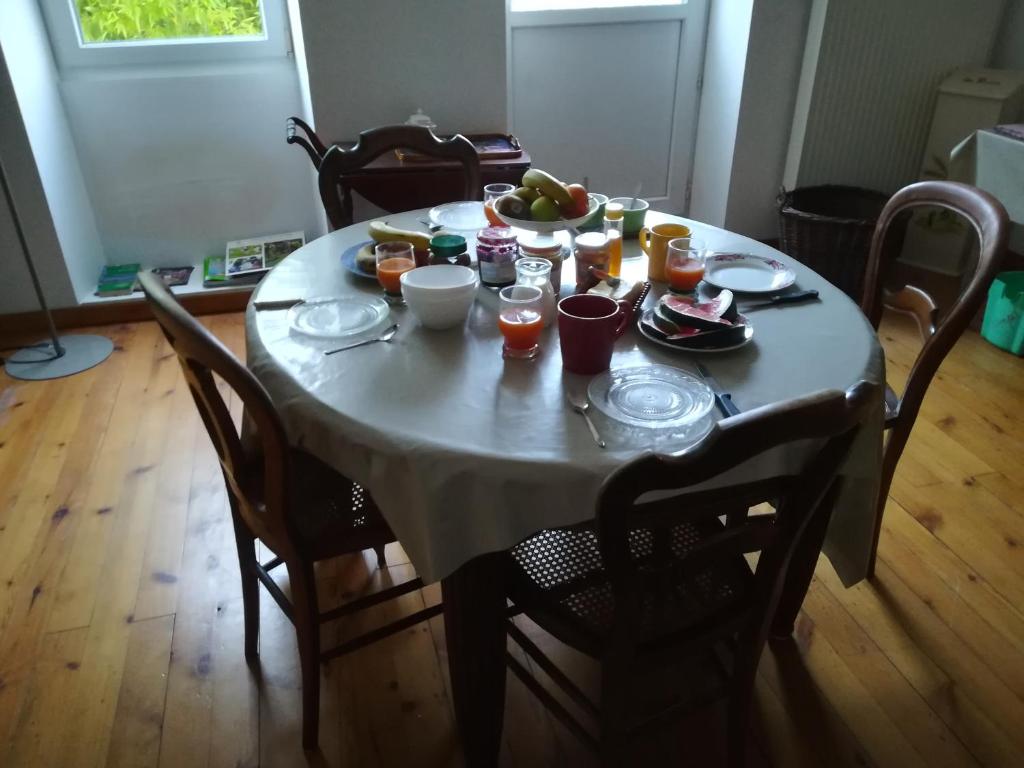 - une table avec de la nourriture et des boissons dans l&#39;établissement GUEST HOUSE groupe et Famille, à Saint-Paimboeuf