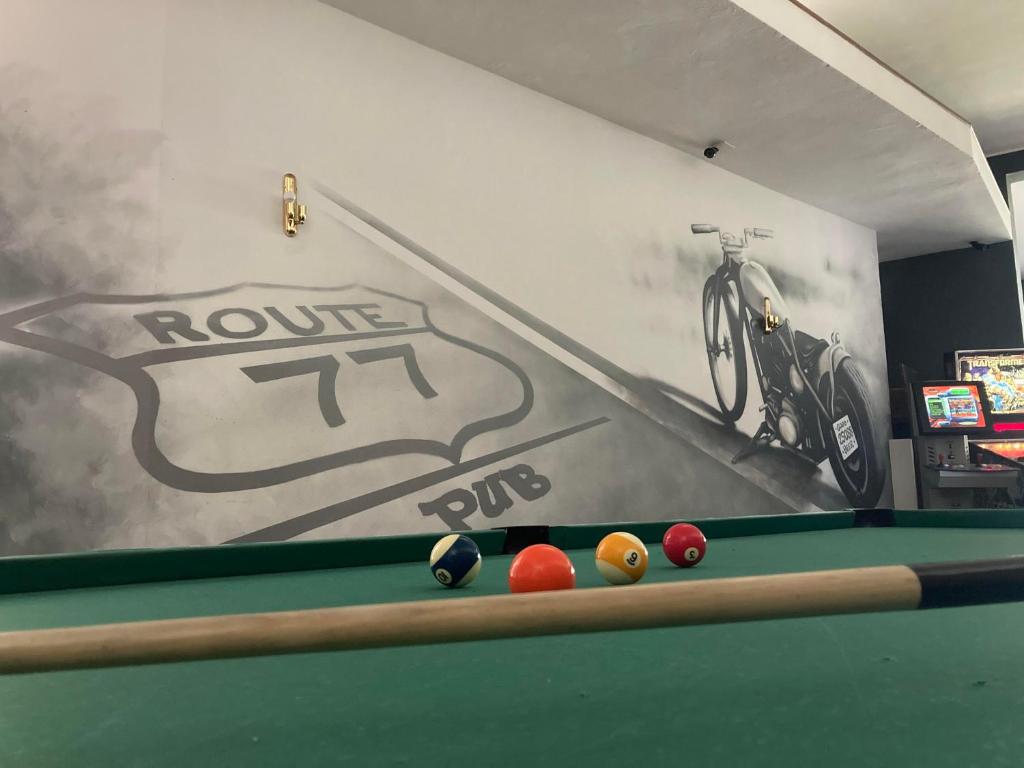 une table de billard avec des balles au-dessus dans l'établissement Route77 hostel, à Toscolano Maderno