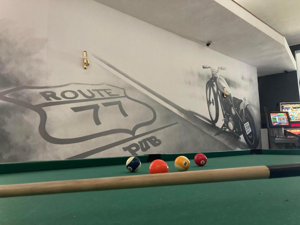 Biliár nebo kulečník v ubytování Route77 hostel
