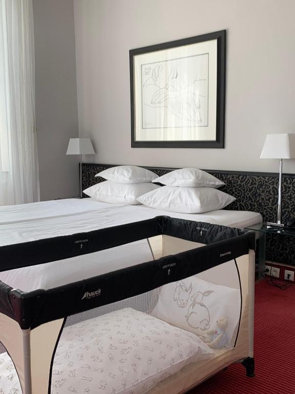 Cama ou camas em um quarto em Hotel Bamberger Hof Bellevue