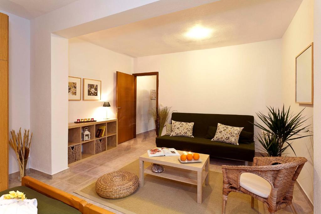 Postel nebo postele na pokoji v ubytování Gerakina Skala Holiday Houses