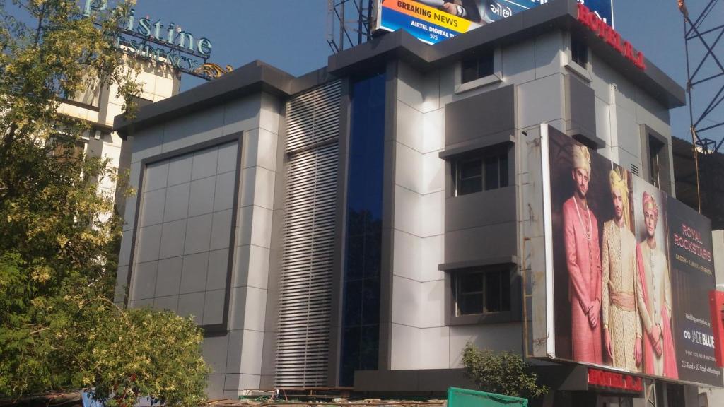 un edificio con un cartel en el costado en R.J.Residency, en Ahmedabad