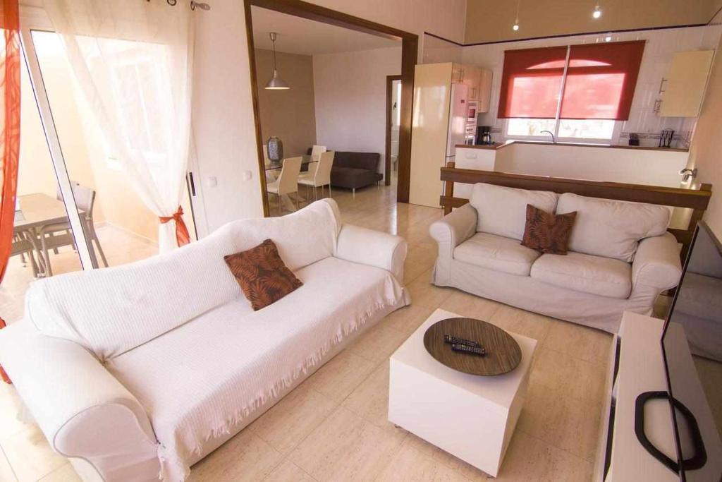 コラレホにあるAnju Villas Casa Juanのリビングルーム(白いソファ2台、テーブル付)