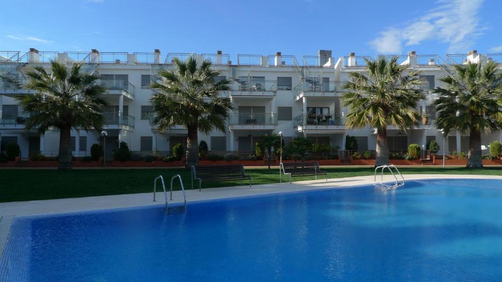 a large swimming pool in front of a building at Apartamentos Entreplayas Altamar in Alcossebre