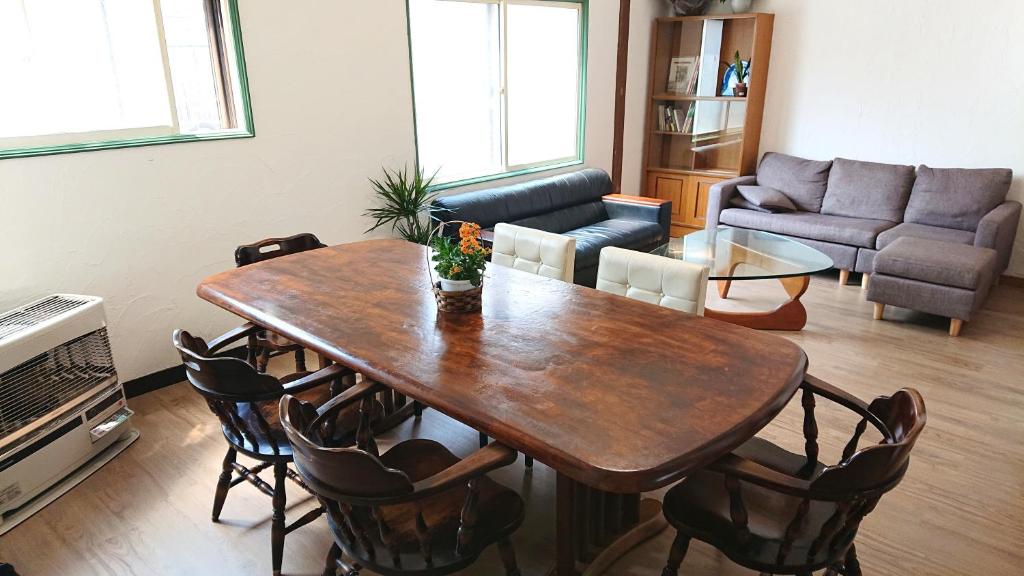 Posezení v ubytování Kawayu Onsen Guesthouse NOMY