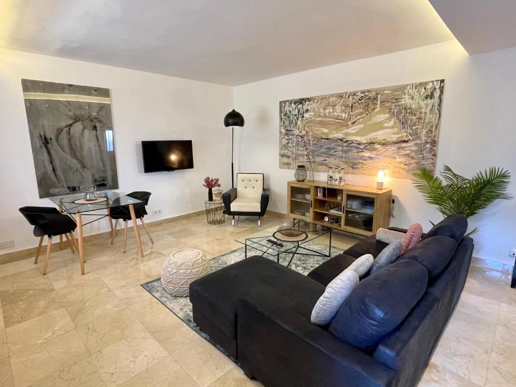 a living room with a couch and a table at PUERTO BANUS Apartamento COCÓ in Marbella