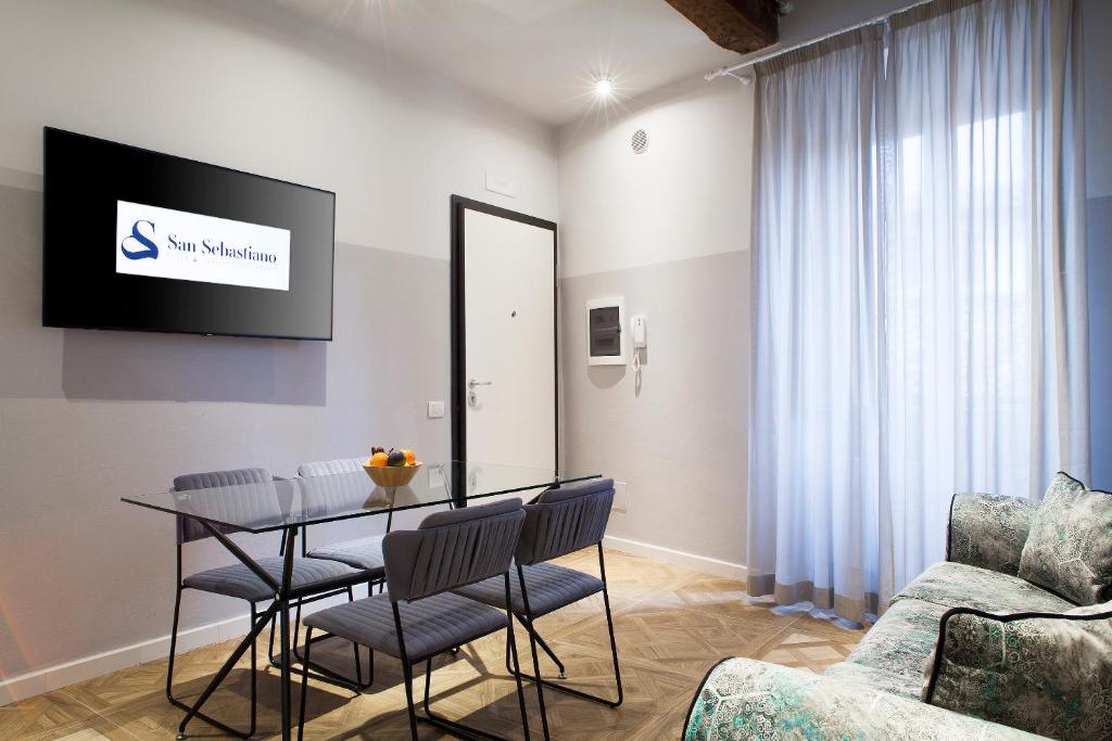 TV a/nebo společenská místnost v ubytování San Sebastiano Suite & Luxury Apartments