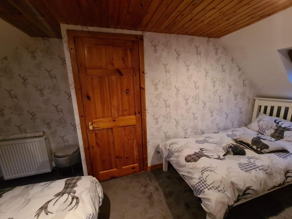 Postel nebo postele na pokoji v ubytování 3 Knocknaha Cottage