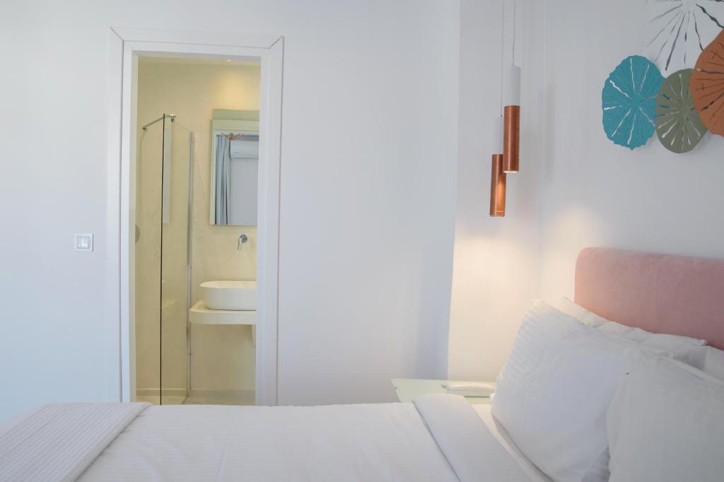 Łóżko lub łóżka w pokoju w obiekcie Nama Boutique Hotel