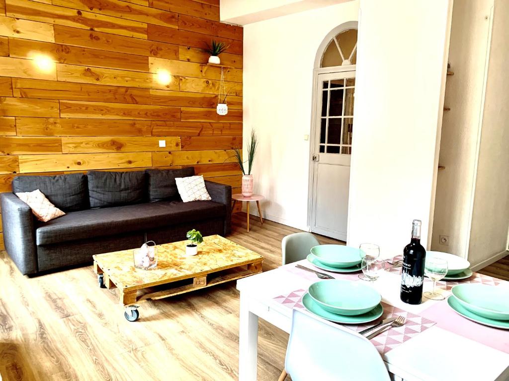 una sala de estar con un sofá y una mesa en Just Like home in Carcassonne, en Carcassonne