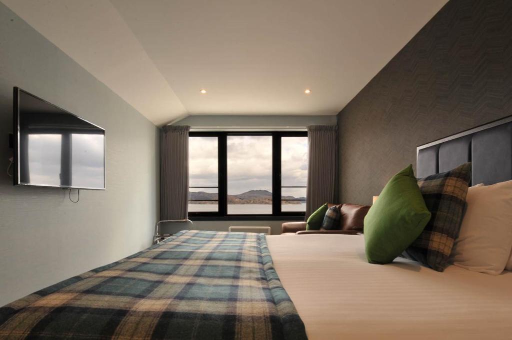 Postel nebo postele na pokoji v ubytování The Lodge On Loch Lomond Hotel