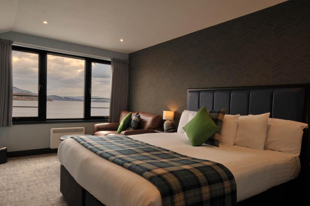 Postel nebo postele na pokoji v ubytování The Lodge On Loch Lomond Hotel