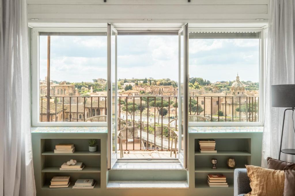 a room with a window with a view of versailles at Rome at your feet in Rome