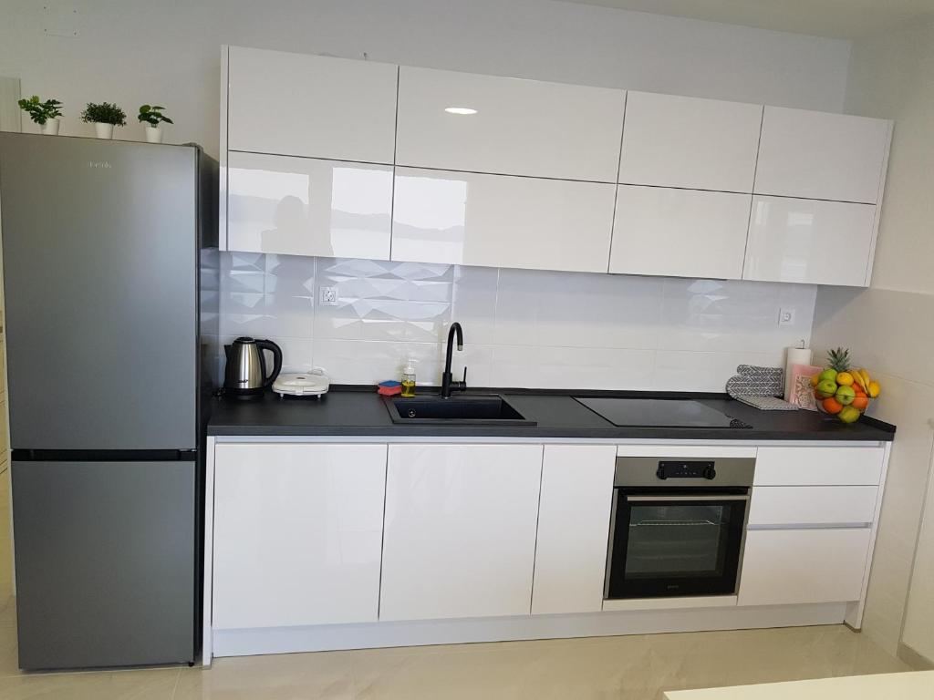 Kuchyň nebo kuchyňský kout v ubytování La Vista apartments