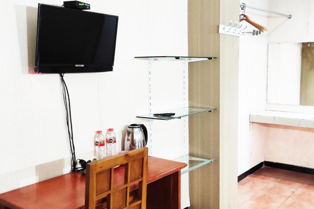 TV a/nebo společenská místnost v ubytování Hotel Salma Syariah Mitra RedDoorz near Terminal Baru Kediri