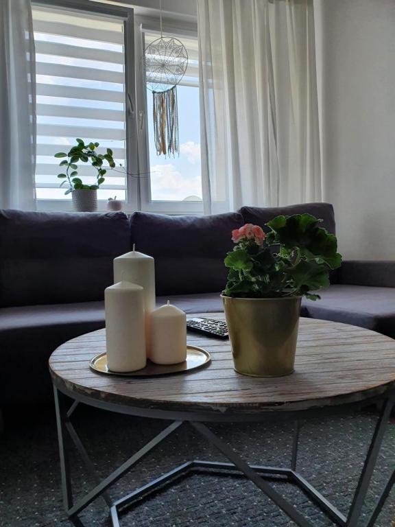sala de estar con mesa con velas y sofá en Apartament Przy Ratuszu en Malbork