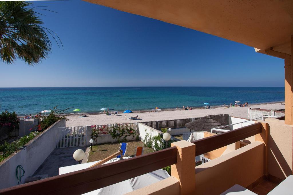 SantʼAndreaにあるVilla Lucia sul mareのコンドミニアムのバルコニーからビーチの景色を望めます。