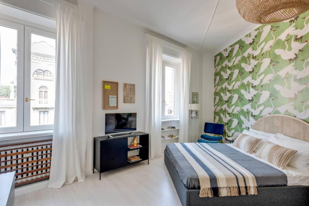 ein Schlafzimmer mit einem Bett und einem TV. in der Unterkunft Easylife - Splendid apt Milano Centrale in Mailand