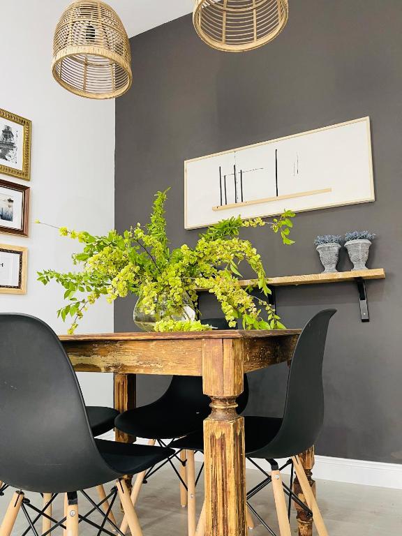 a dining room with a wooden table with black chairs at Alojamiento Hermanos Garnelo in Montilla