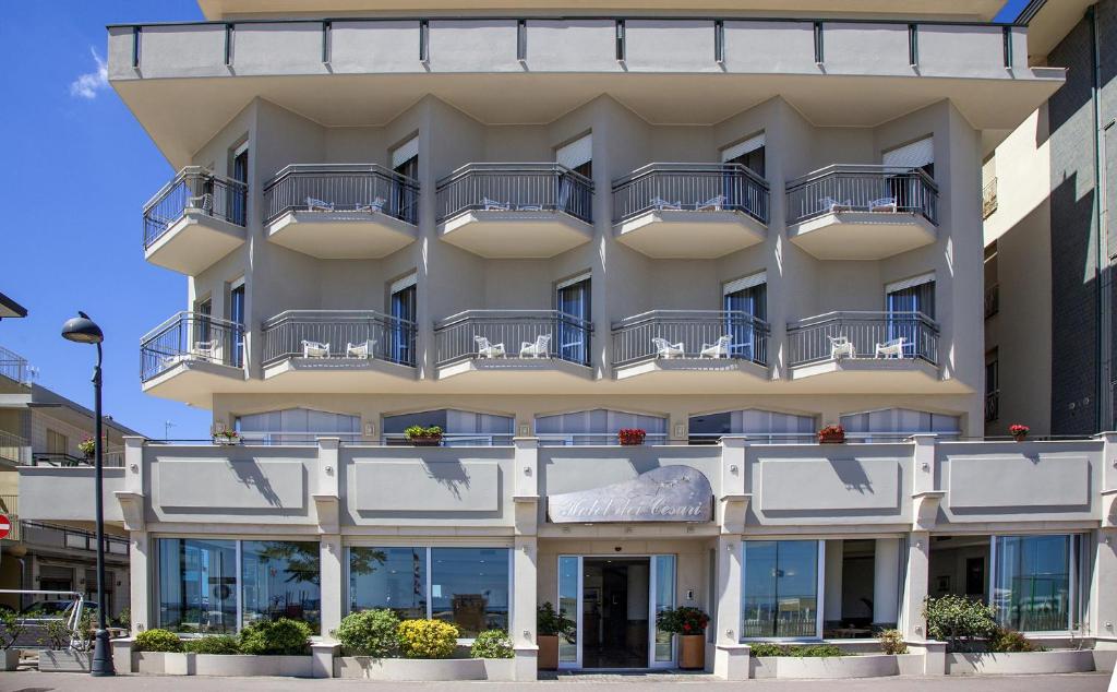 un edificio de apartamentos con balcones. en Hotel Dei Cesari, en Bellaria-Igea Marina