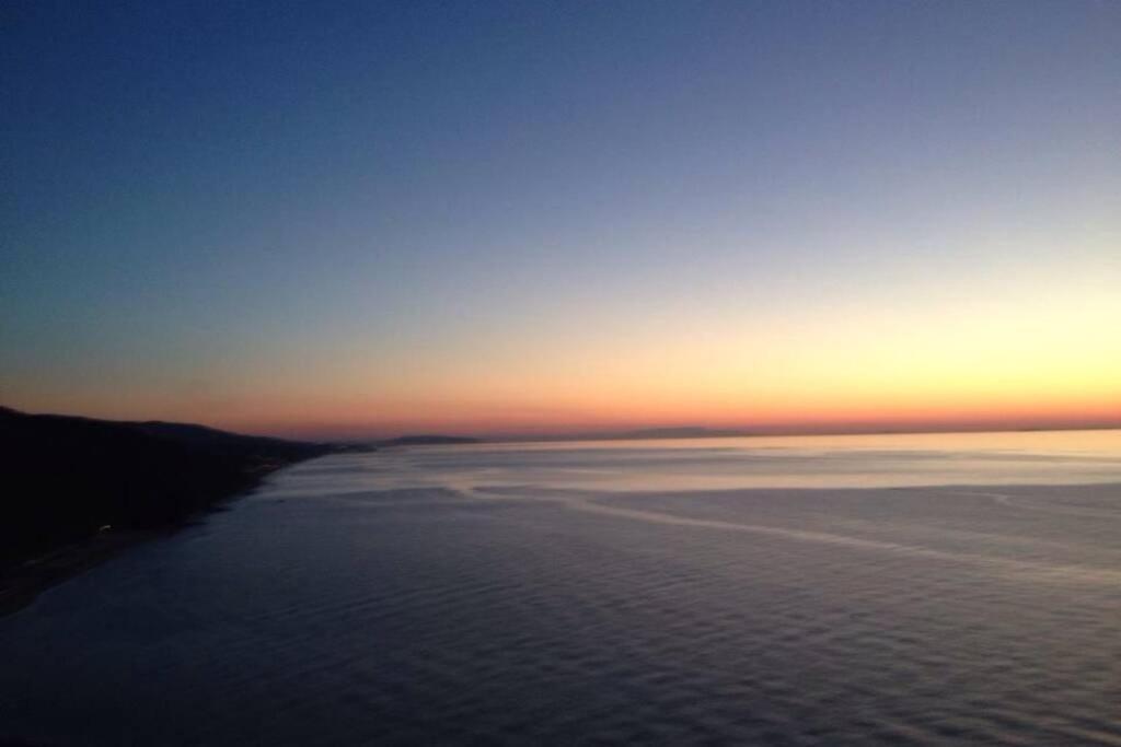 Blick auf das Meer bei Sonnenuntergang in der Unterkunft Appartamento in villa .. in Peschici