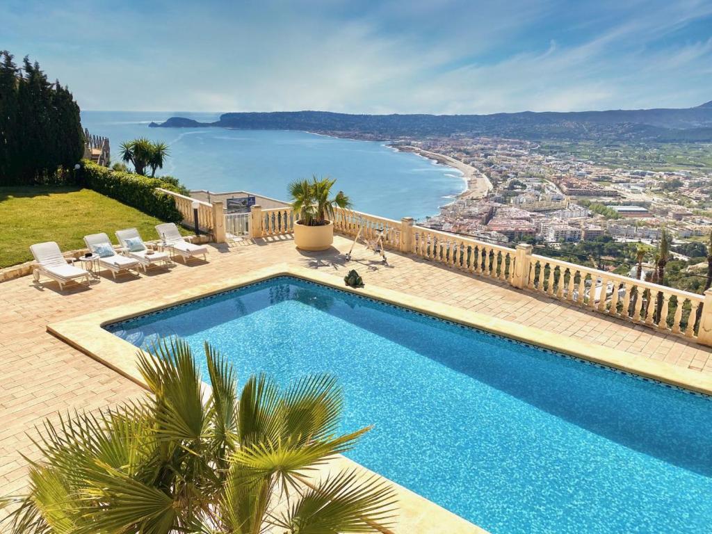 a swimming pool with a view of the ocean at Jávea Apartment Cielo in Jávea