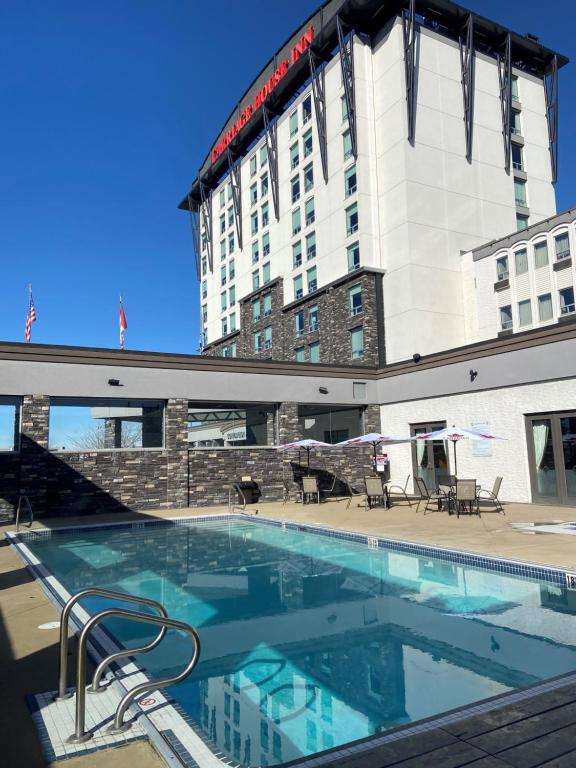 einem großen Pool vor einem Gebäude in der Unterkunft Carriage House Hotel and Conference Centre in Calgary