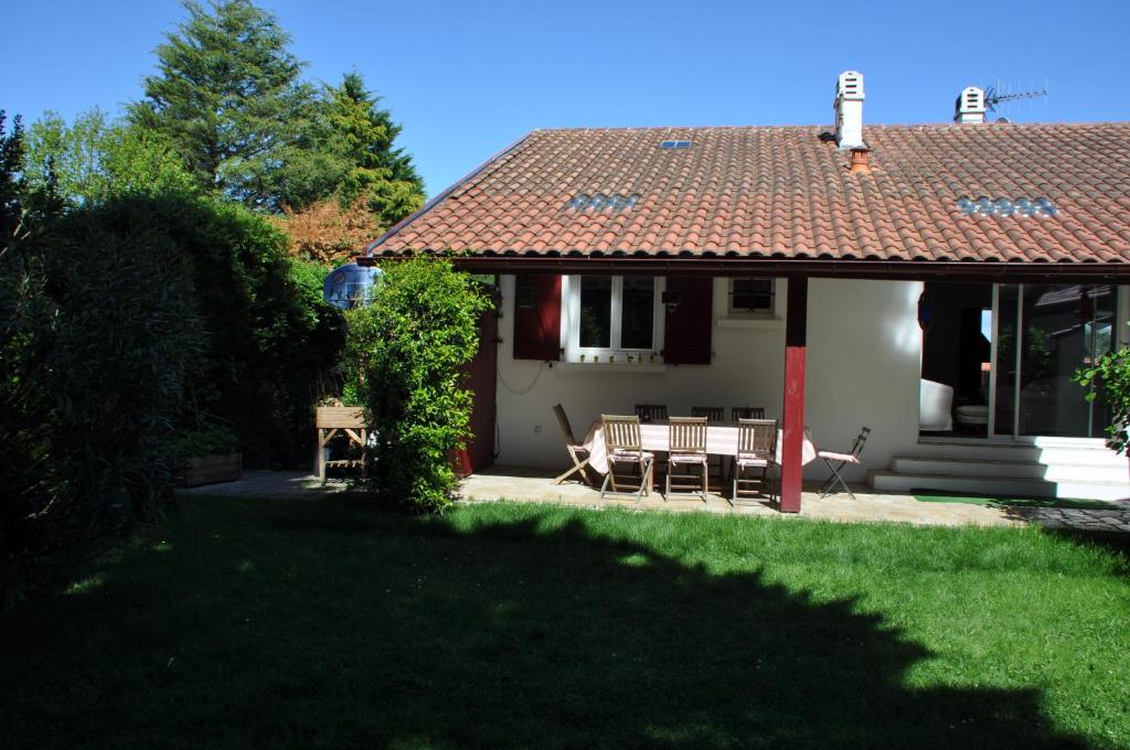 a house with a table and chairs in the yard at Chez Phil et Dom in Biarritz