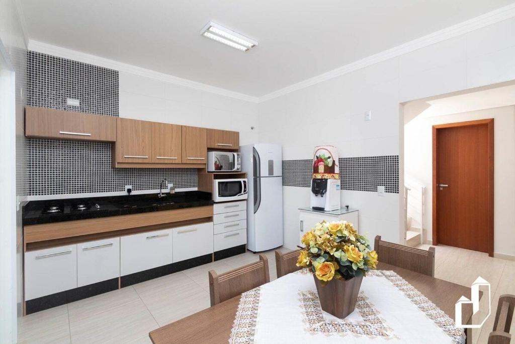  Casa com piscina e área de lazer com 08 dormitórios
