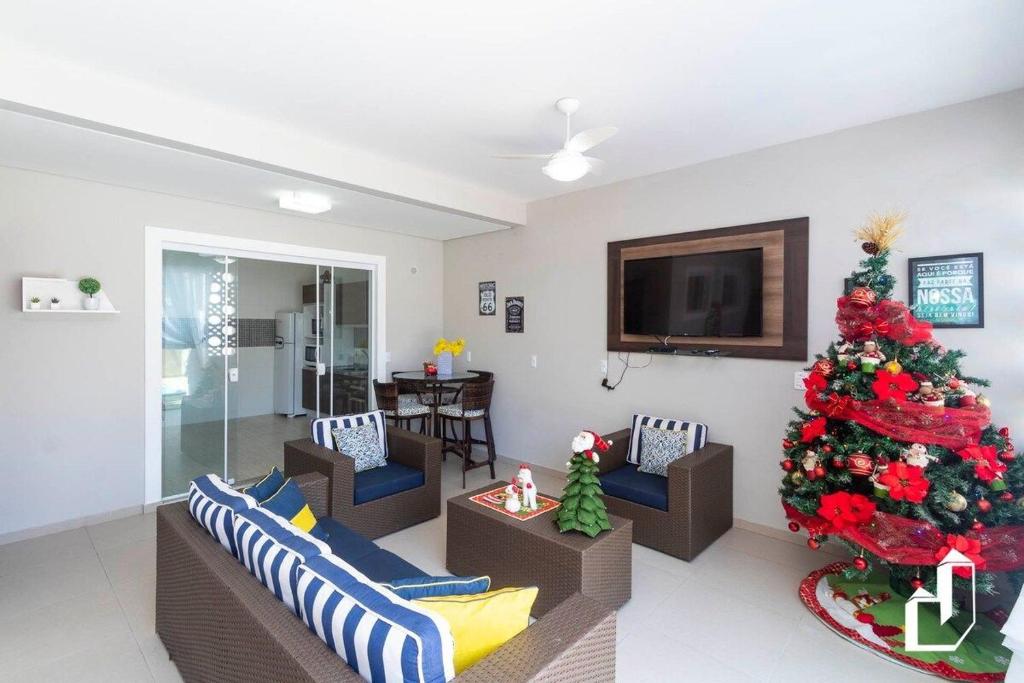  Casa com piscina e área de lazer com 08 dormitórios