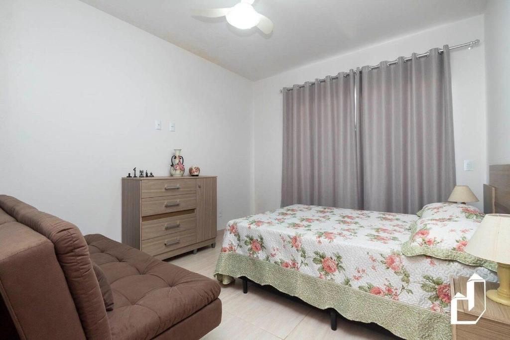  Casa com piscina e área de lazer com 08 dormitórios