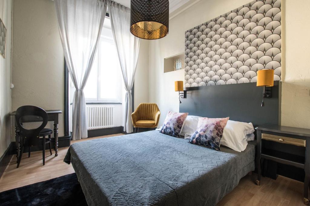 Un pat sau paturi într-o cameră la Grand hôtel de l'Europe