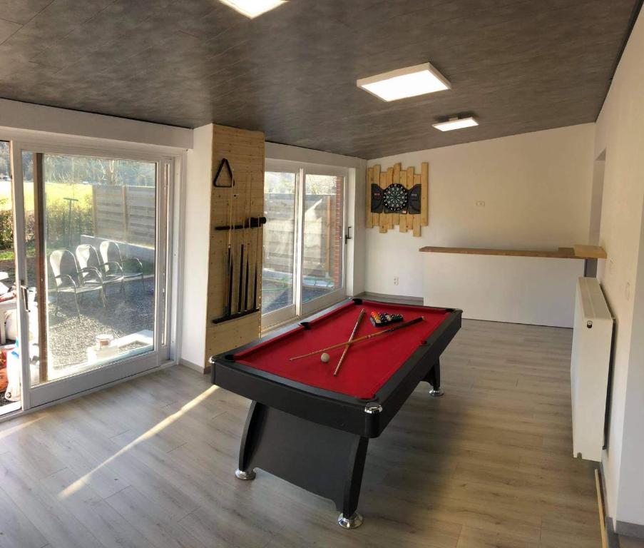 ein Zimmer mit einer Tischtennisplatte in der Unterkunft Gîte D'han le coin in Han-sur-Lesse