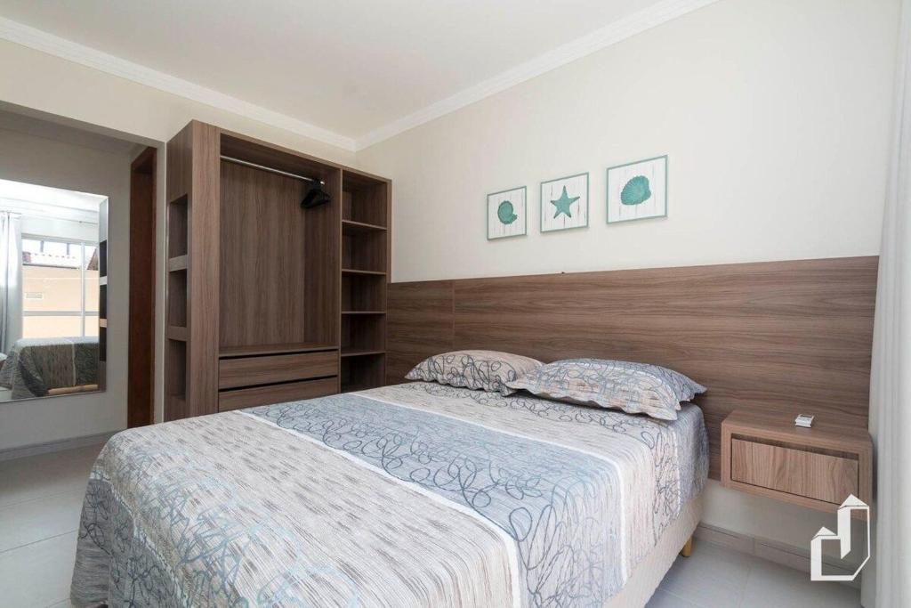 - une chambre avec un grand lit et une fenêtre dans l'établissement Apartamento térreo com 02 dormitórios, à Canto Grande
