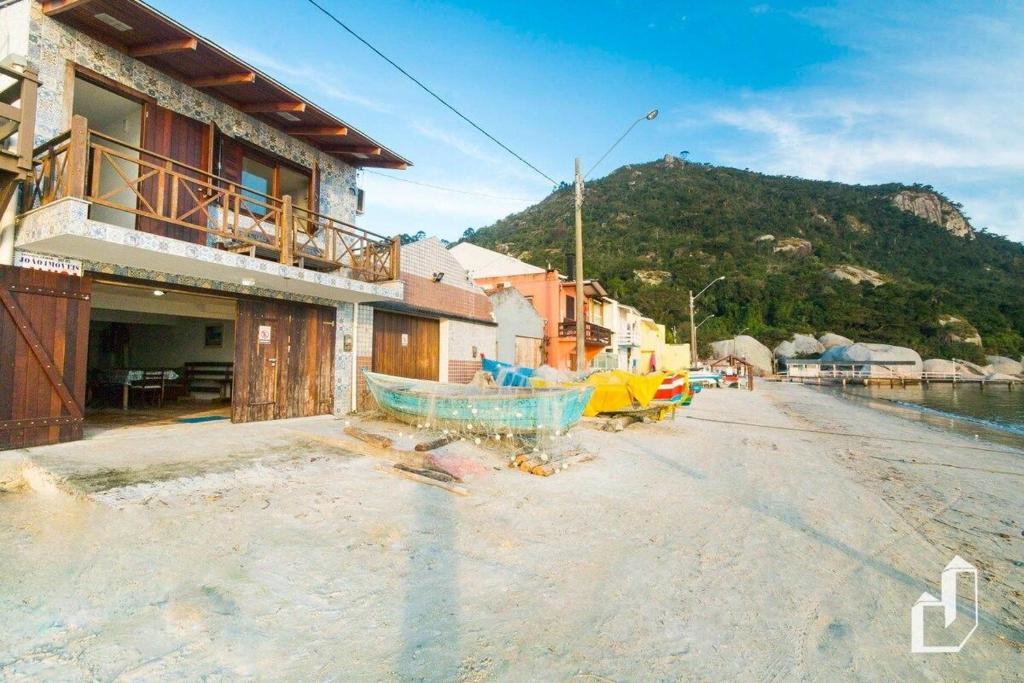  Casa frente ao mar com 03 dormitórios