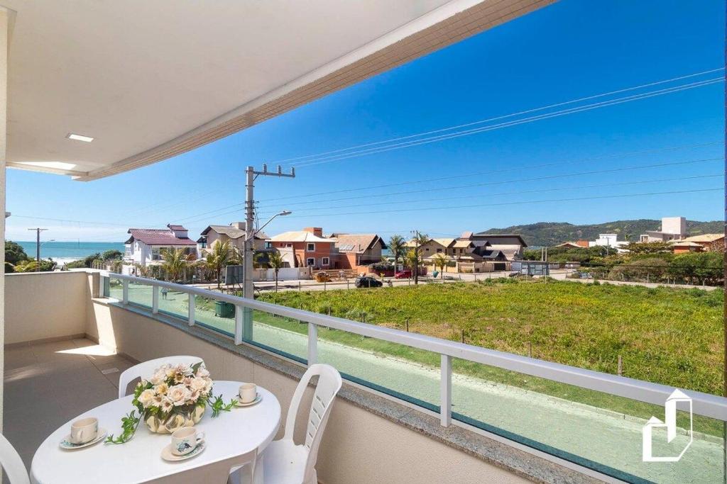  Apartamento com 02 dormitórios localizado a poucos passos da praia