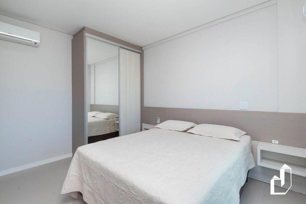  Apartamento com 02 dormitórios localizado a poucos passos da praia