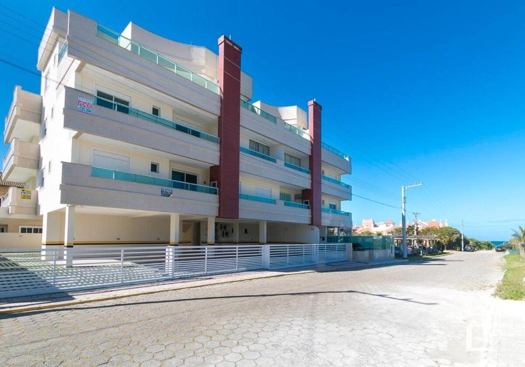  Apartamento com 02 dormitórios localizado a poucos passos da praia