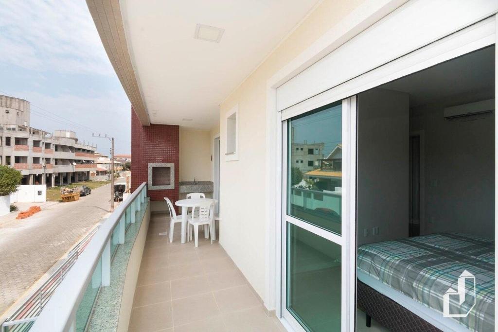  Apartamento com 02 dormitórios localizado a poucos passos da praia