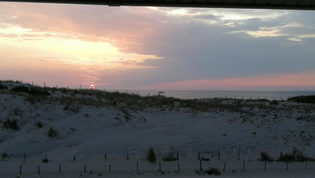 - un coucher de soleil sur la plage avec l'océan en arrière-plan dans l'établissement BiscaOcéan, à Biscarrosse-Plage