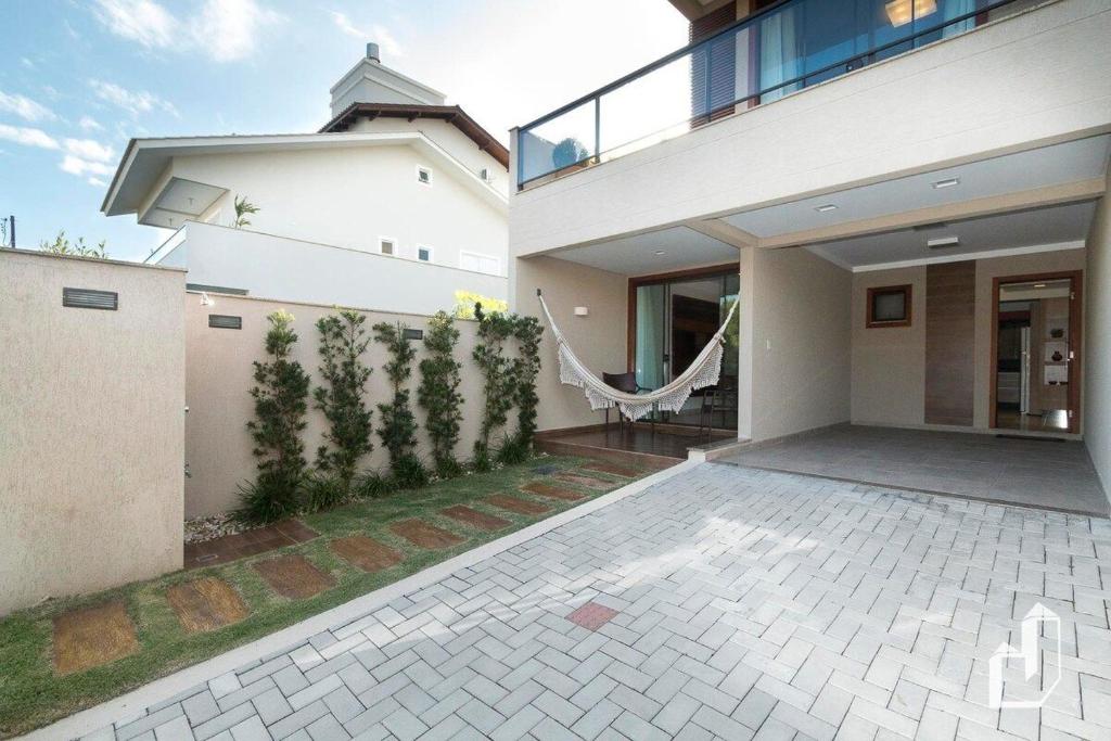  Triplex com 03 suítes com jacuzzi externa aquecida