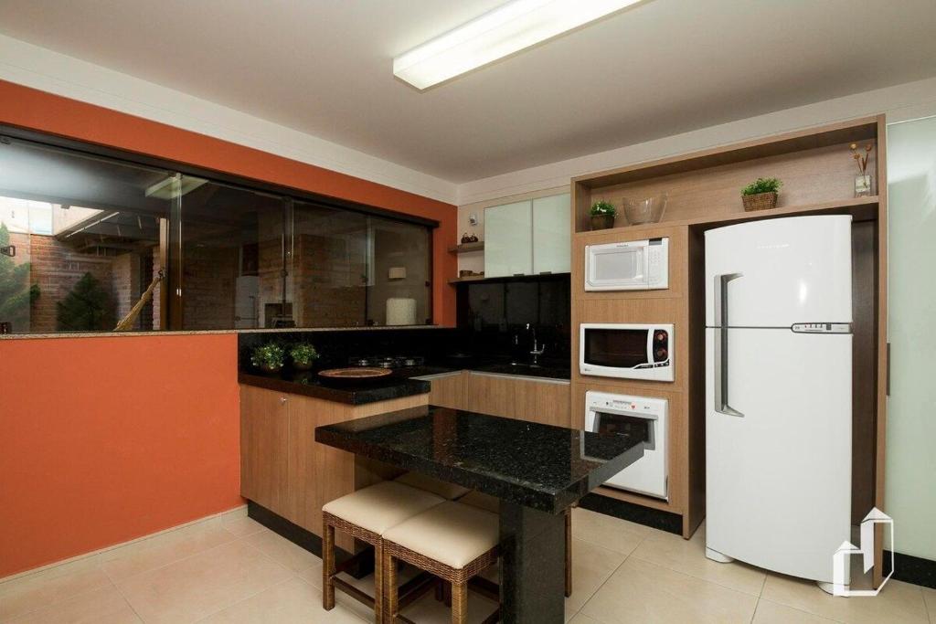  Triplex com 03 suítes com jacuzzi externa aquecida