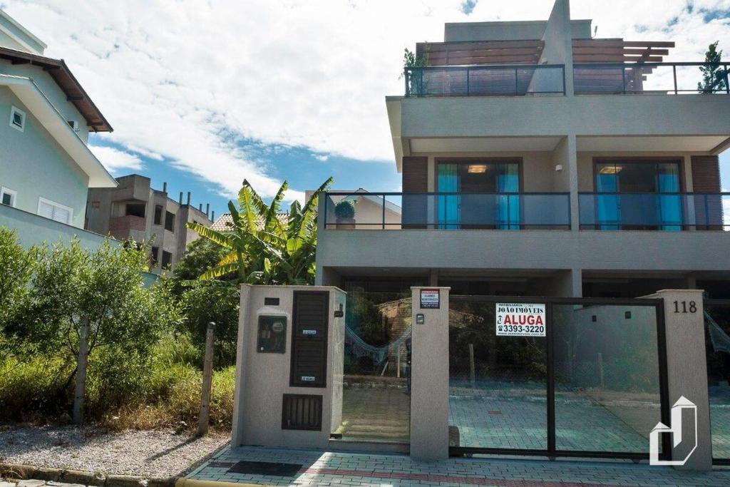  Triplex com 03 suítes com jacuzzi externa aquecida