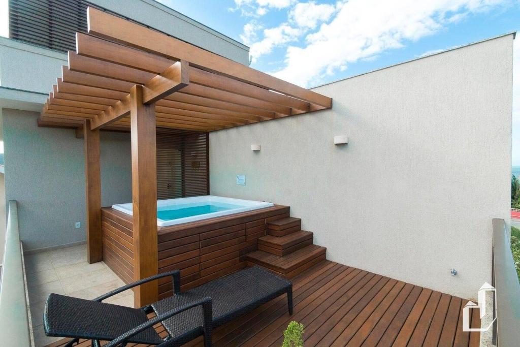  Triplex com 03 suítes com jacuzzi externa aquecida