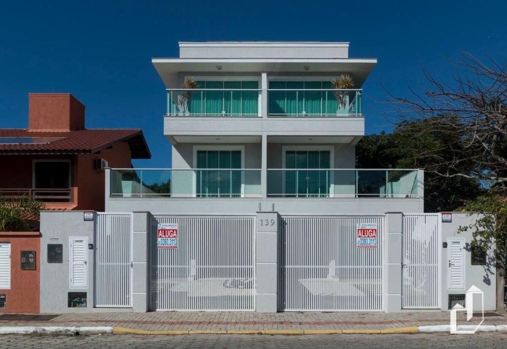  Triplex com 03 suítes e banheira hidromassagem