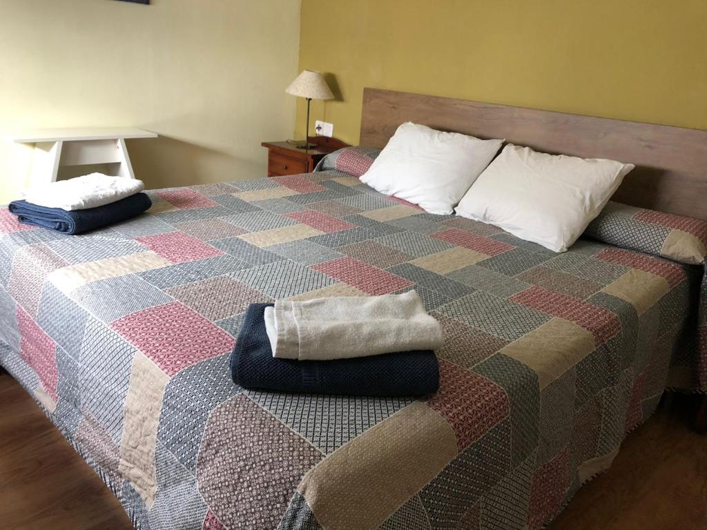 A bed or beds in a room at Modern penthouse near the sea