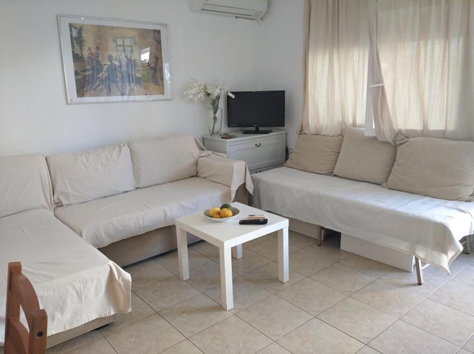 a living room with a couch and a table at ΔΕΣΠΟΙΝΑ in Néa Péramos