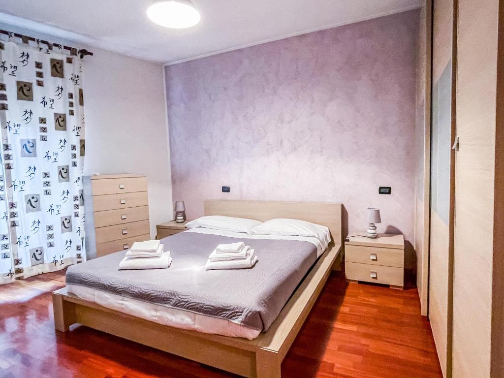 a bedroom with a bed with two towels on it at MYHOUSE INN RACCONIGI - Affitti Brevi Italia in Turin