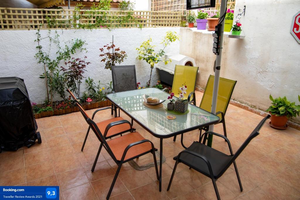 une table et des chaises assises sur une terrasse dans l'établissement The Zen Apartment Athens, à Athènes